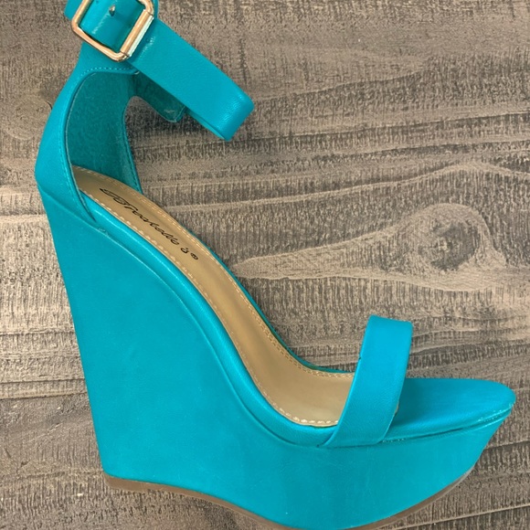 NWT Breckelle’s Aqua Wedges - Picture 2 of 6